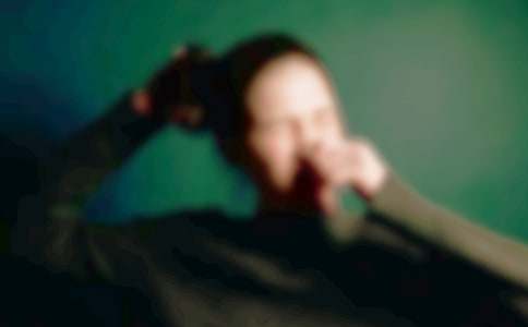 一个大喷嚏吓退了狼睡前故事